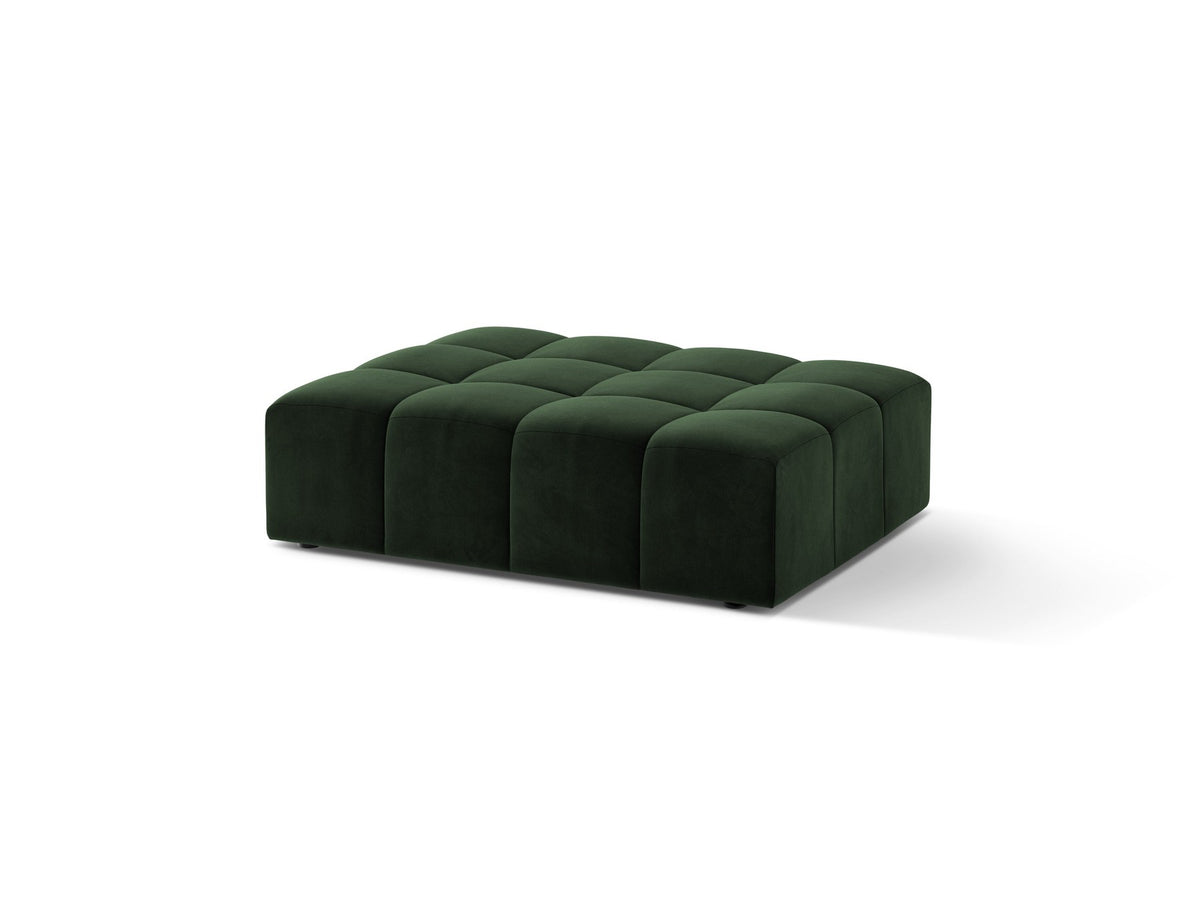 Beiger Pouf Jennifer von Micadoni mit Bluvel-Stoffbezug und schwarzen Kunststoffbeinen, Masse 102 x 84 x 42 cm, freigestellt fotografiert.