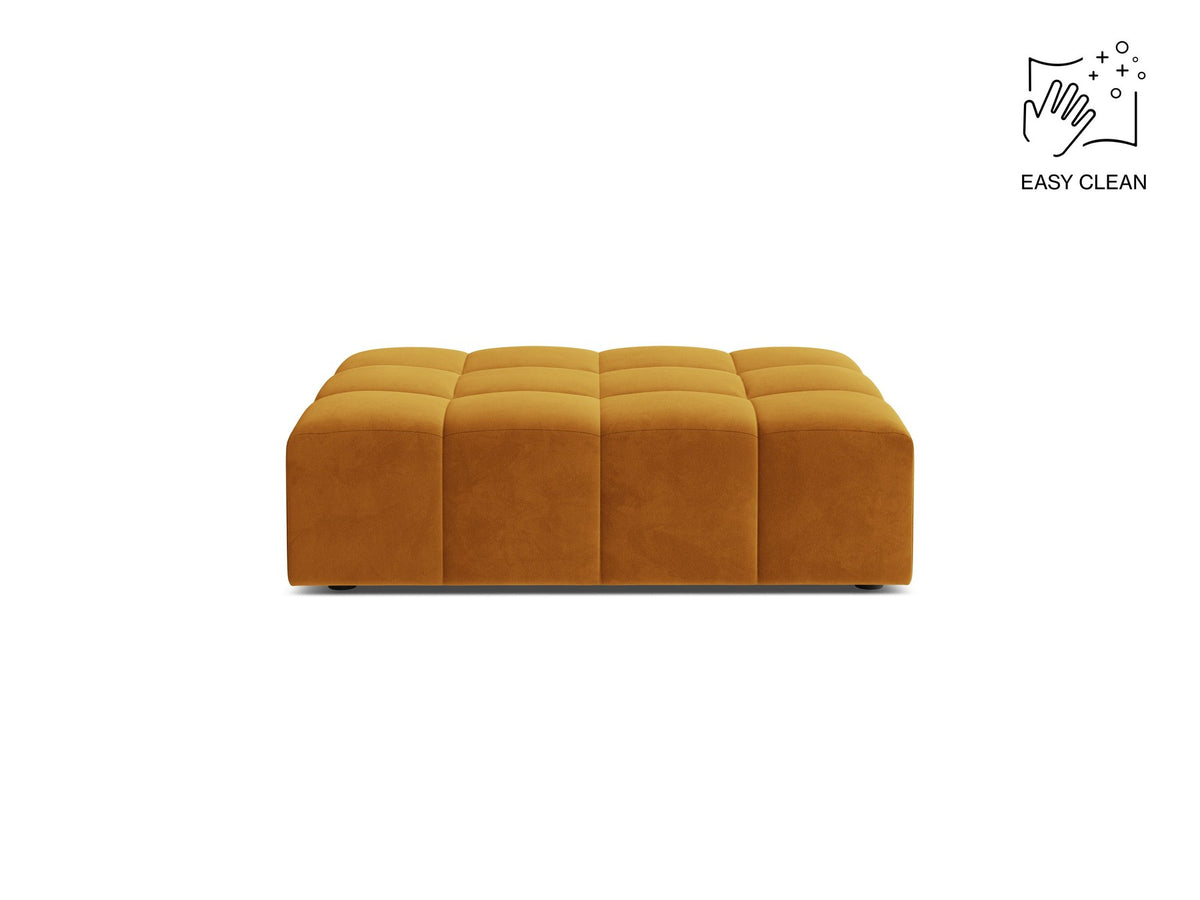 Beiger Pouf Jennifer von Micadoni mit Bluvel-Stoffbezug und schwarzen Kunststoffbeinen, Masse 102 x 84 x 42 cm, freigestellt fotografiert.