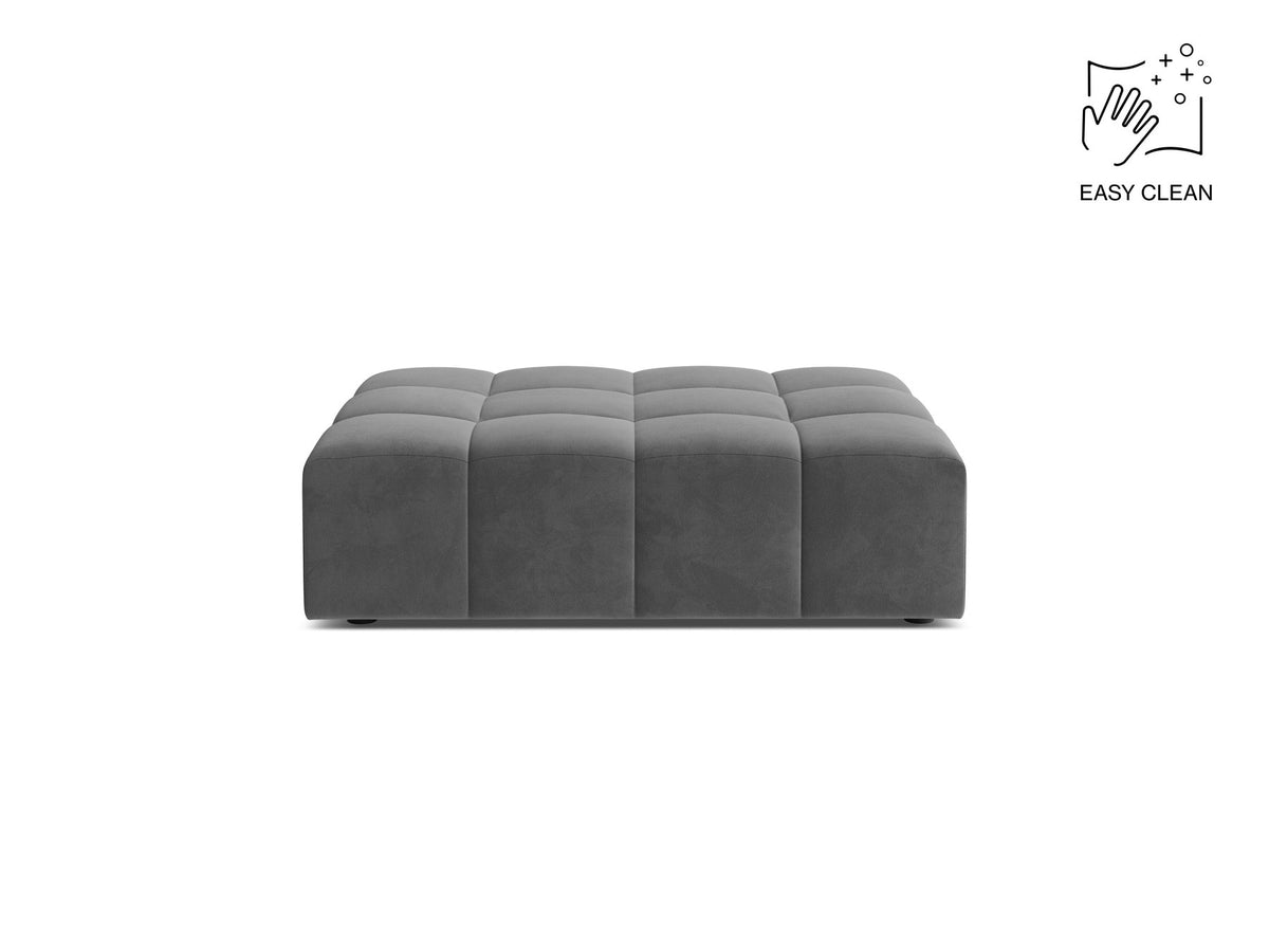 Beiger Pouf Jennifer von Micadoni mit Bluvel-Stoffbezug und schwarzen Kunststoffbeinen, Masse 102 x 84 x 42 cm, freigestellt fotografiert.