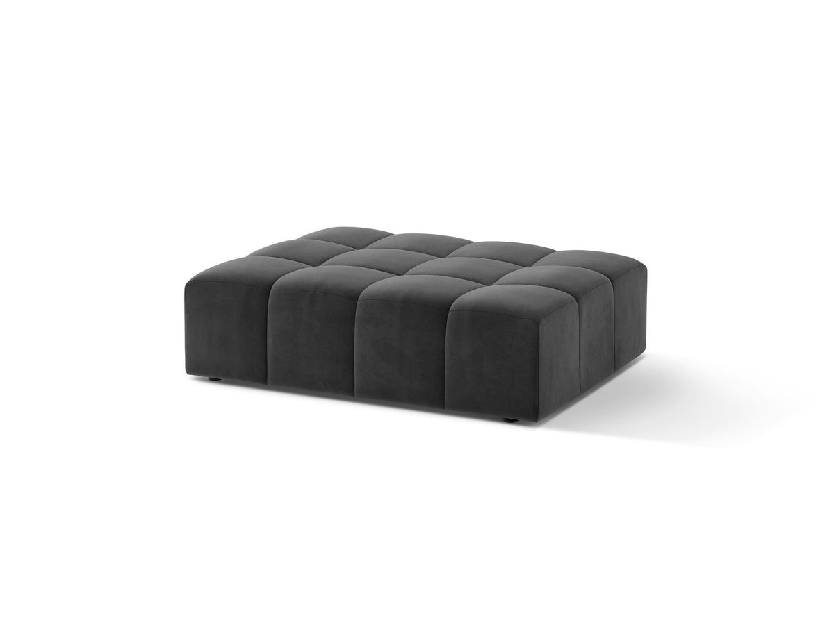 Beiger Pouf Jennifer von Micadoni mit Bluvel-Stoffbezug und schwarzen Kunststoffbeinen, Masse 102 x 84 x 42 cm, freigestellt fotografiert.