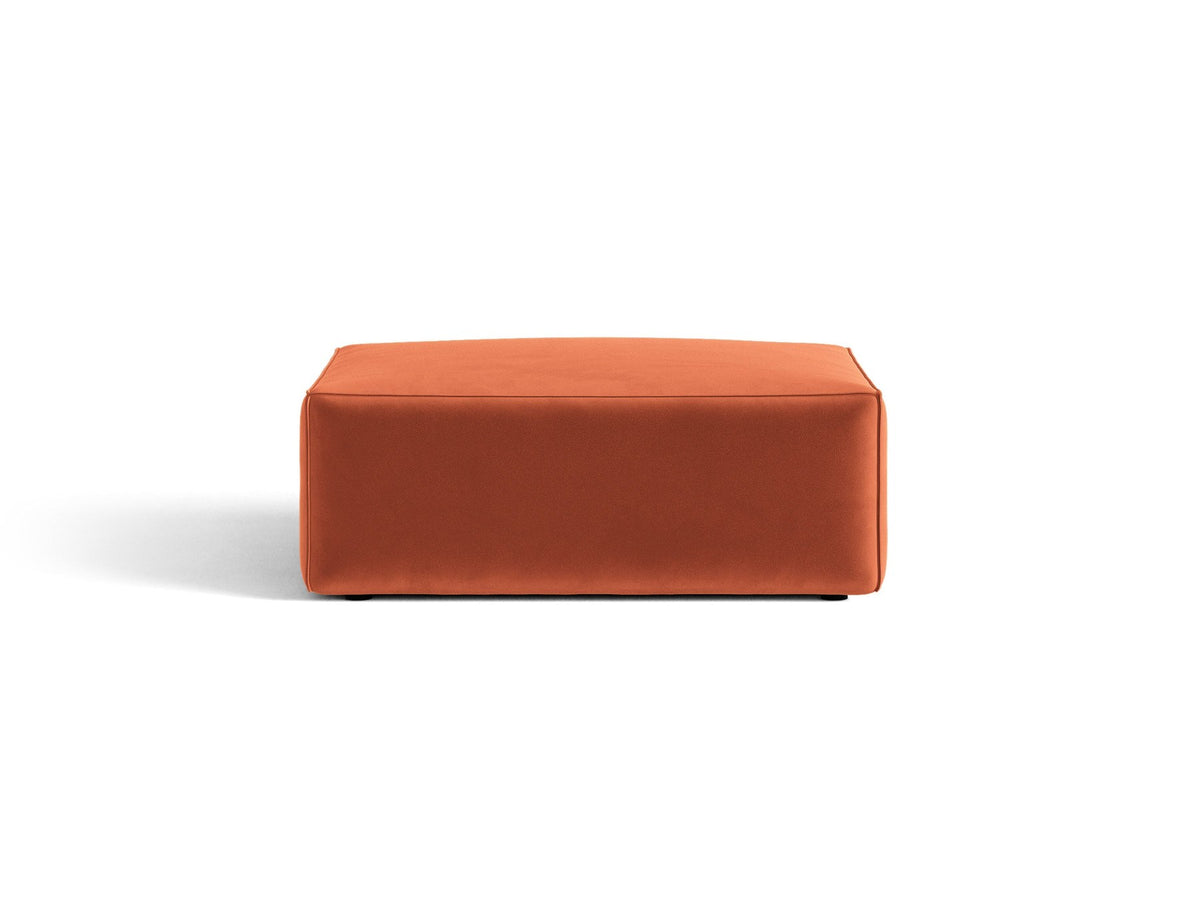 Beiger Pouf Jodie von Micadoni mit Venus-Samtbezug, rechteckiger Form, Polypropylen-Füssen und gepolsterter Sitzfläche aus Polyurethanschaum.