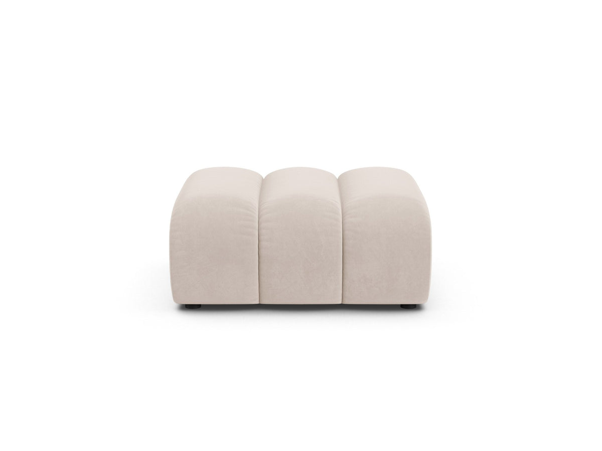 Beiger Pouf Lupine von Micadoni aus Venus-Samtstoff mit kurzen Kunststoffbeinen, quadratische Form, Masse 95x92x43 cm.