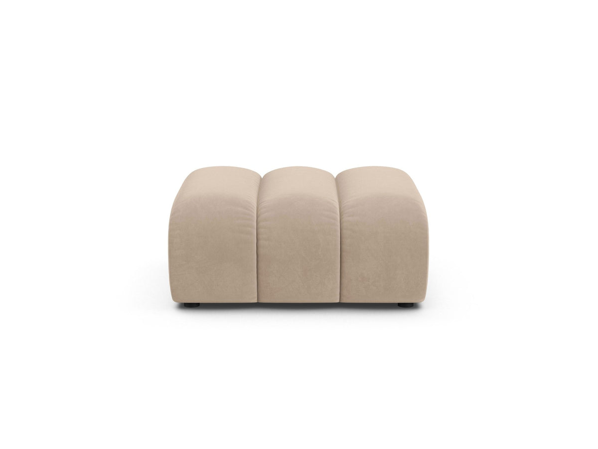Beiger Pouf Lupine von Micadoni aus Venus-Samtstoff mit kurzen Kunststoffbeinen, quadratische Form, Masse 95x92x43 cm.