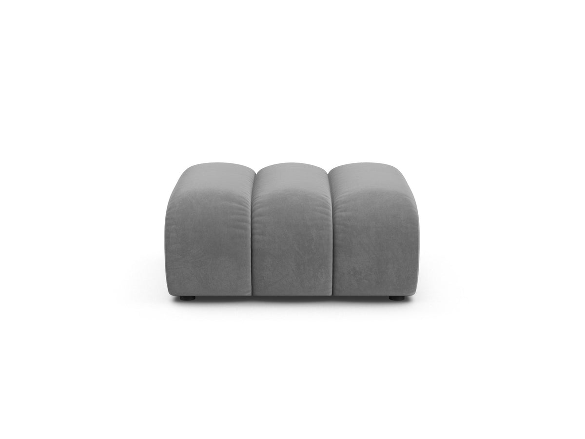 Beiger Pouf Lupine von Micadoni aus Venus-Samtstoff mit kurzen Kunststoffbeinen, quadratische Form, Masse 95x92x43 cm.