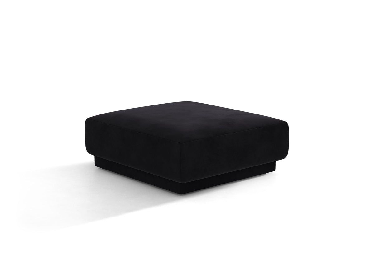 Dunkelbeiger Pouf Miley von Micadoni mit samtartigem Bluvel-Stoffbezug, quadratischer Form und kurzen Polypropylen-Beinen auf hellem Hintergrund