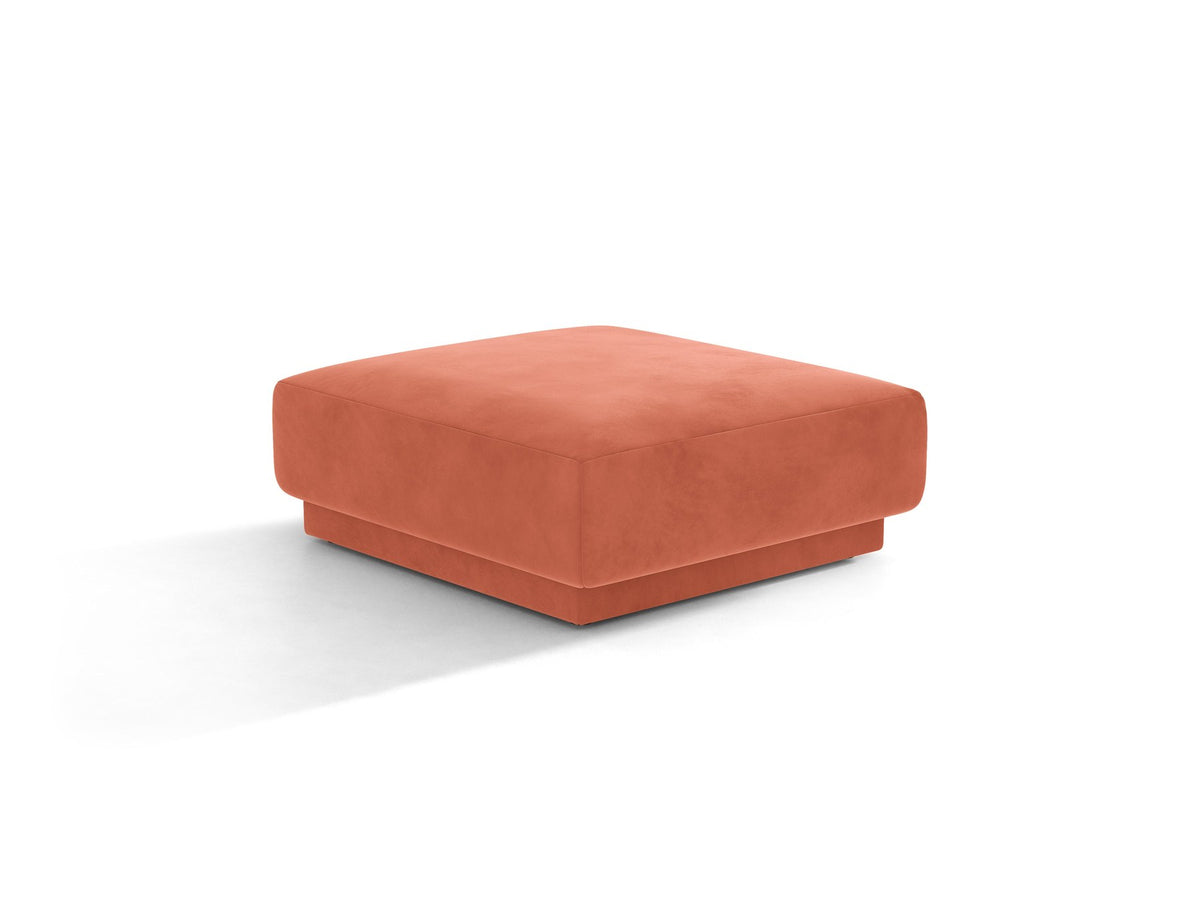 Dunkelbeiger Pouf Miley von Micadoni mit samtartigem Bluvel-Stoffbezug, quadratischer Form und kurzen Polypropylen-Beinen auf hellem Hintergrund