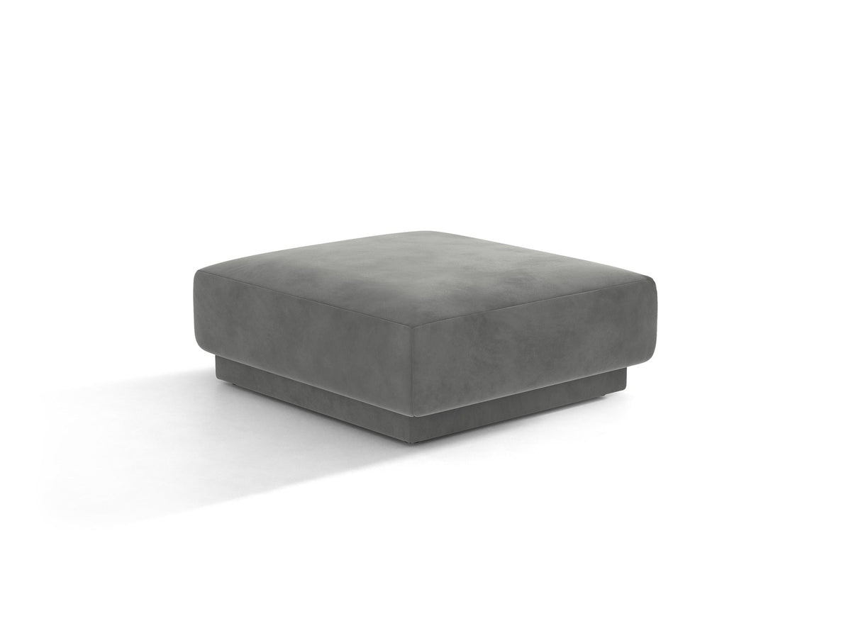 Dunkelbeiger Pouf Miley von Micadoni mit samtartigem Bluvel-Stoffbezug, quadratischer Form und kurzen Polypropylen-Beinen auf hellem Hintergrund