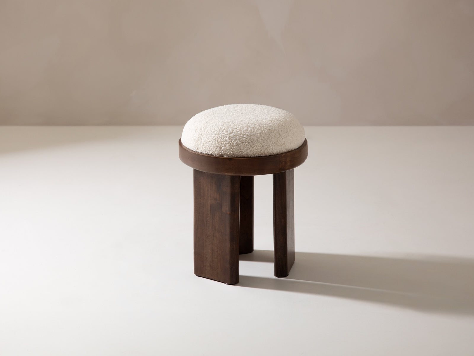 Eleganter 1-Sitzer Pouf Agapi in Weiß, ideal für stilvolle Wohnräume. Hochwertiges Design von Micadoni für Komfort und Ästhetik.