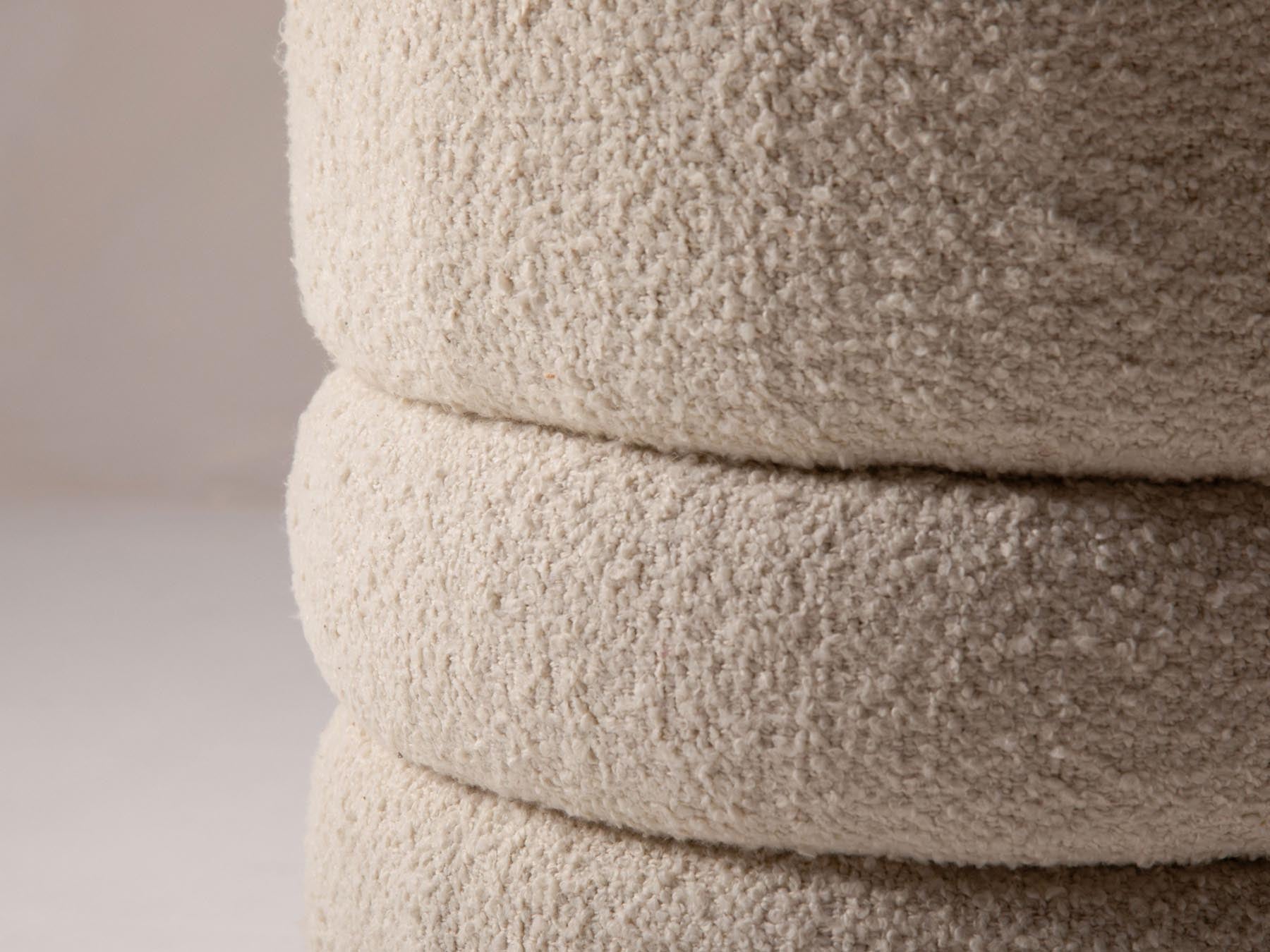 Eleganter 1-Sitzer Pouf Alexa in natürlichem Design, ideal für stilvolle Wohnräume. Hochwertige Verarbeitung von Micadoni.