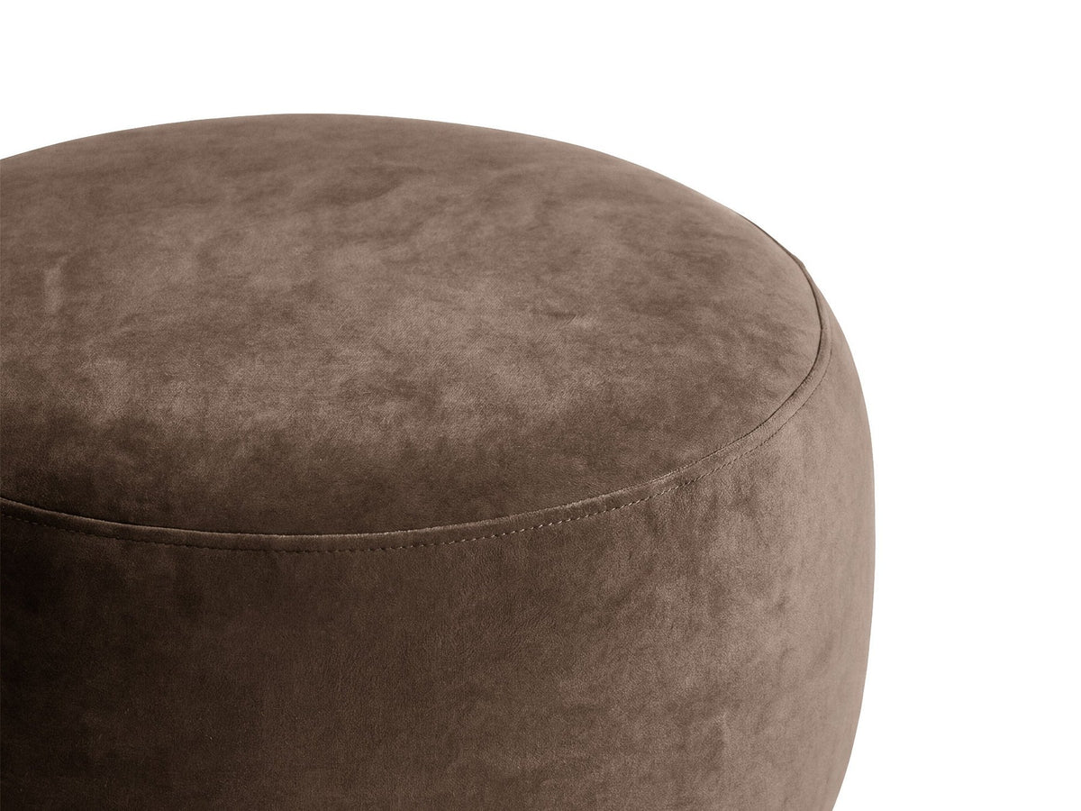 Terrakottafarbener Pouf Amalta von Micadoni mit Stoffbezug Salvador, quadratischer Form, Polyurethanschaum-Füllung und kurzen Beinen aus Polypropylen.