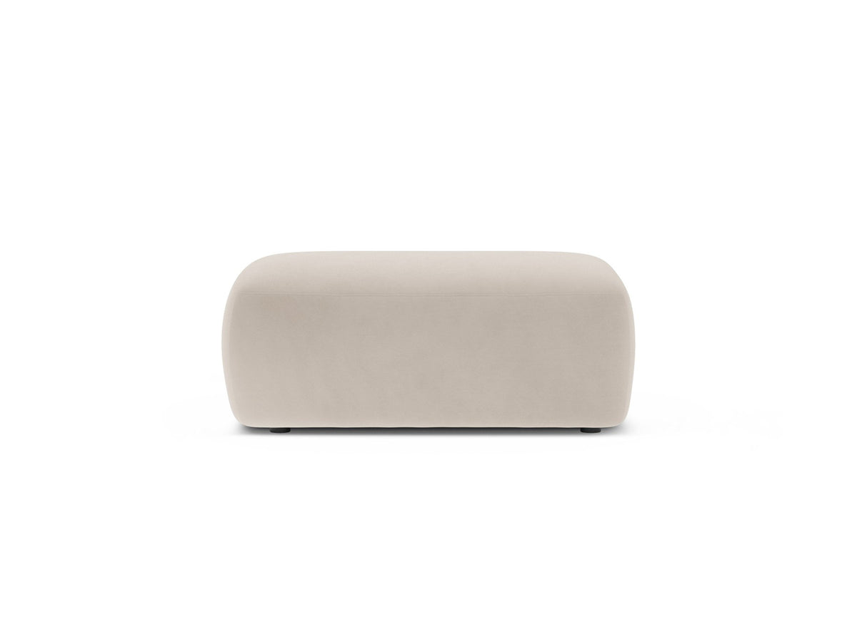 Kate Puf von Micadoni in weissem Baloo-Stoff mit rechteckiger Form, kurzen Beinen aus Polypropylen und gepolsterter Sitzfläche im Wohnzimmer.