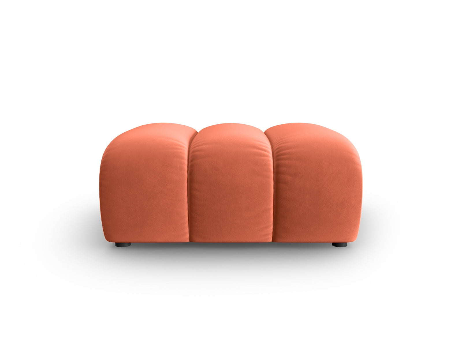 Eleganter Lupine Velour Pouf in leuchtendem Coral-Salvador, ideal für stilvolle Akzente in jedem Raum. Hochwertige Verarbeitung von Micadoni.