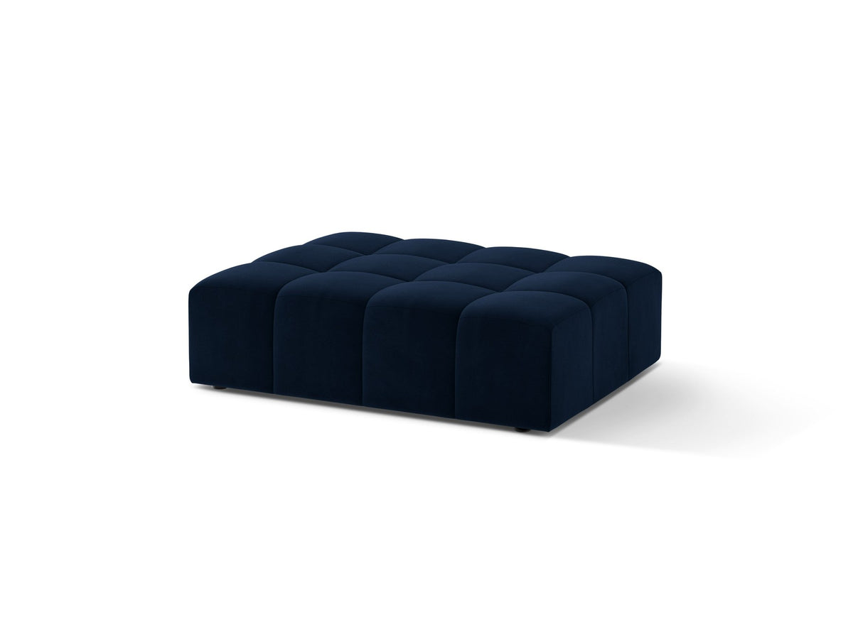 Beiger Pouf Jennifer von Micadoni mit Bluvel-Stoffbezug und schwarzen Kunststoffbeinen, Masse 102 x 84 x 42 cm, freigestellt fotografiert.