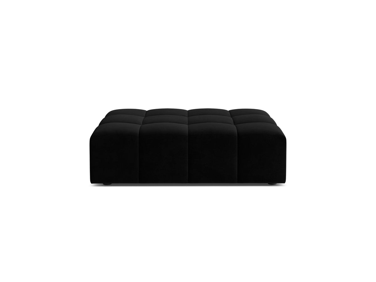 Beiger Pouf Jennifer von Micadoni mit Bluvel-Stoffbezug und schwarzen Kunststoffbeinen, Masse 102 x 84 x 42 cm, freigestellt fotografiert.