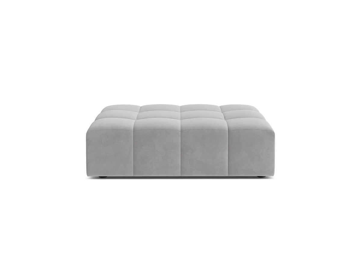 Beiger Pouf Jennifer von Micadoni mit Bluvel-Stoffbezug und schwarzen Kunststoffbeinen, Masse 102 x 84 x 42 cm, freigestellt fotografiert.