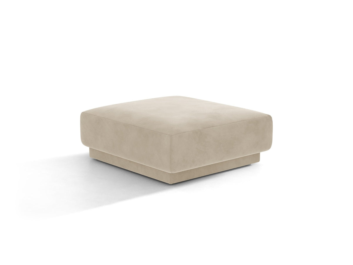 Dunkelbeiger Pouf Miley von Micadoni mit samtartigem Bluvel-Stoffbezug, quadratischer Form und kurzen Polypropylen-Beinen auf hellem Hintergrund