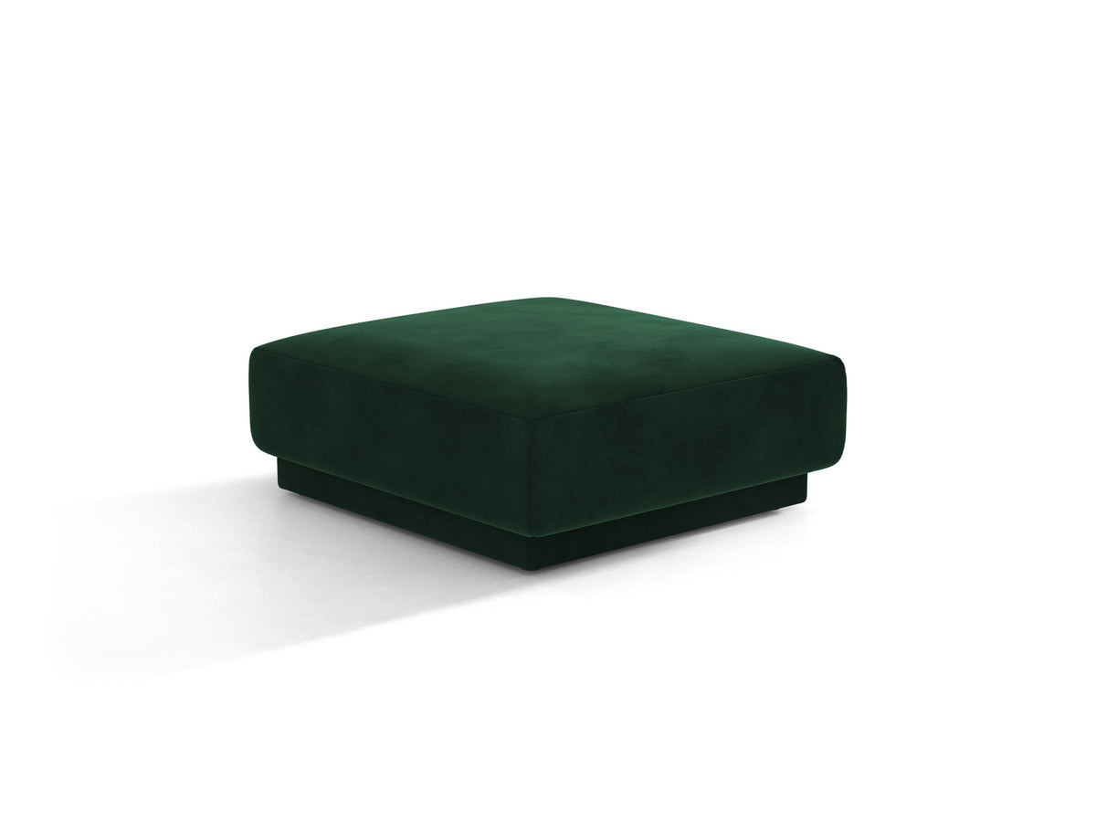 Dunkelbeiger Pouf Miley von Micadoni mit samtartigem Bluvel-Stoffbezug, quadratischer Form und kurzen Polypropylen-Beinen auf hellem Hintergrund