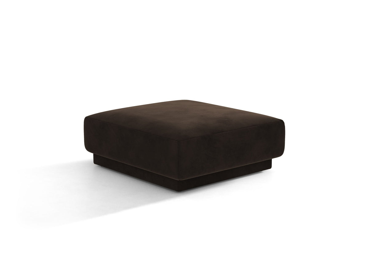 Dunkelbeiger Pouf Miley von Micadoni mit samtartigem Bluvel-Stoffbezug, quadratischer Form und kurzen Polypropylen-Beinen auf hellem Hintergrund