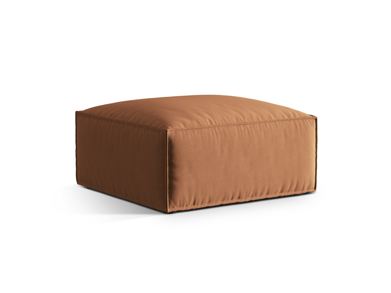 Eleganter Nuria Velour Pouf in warmem Honigton, ideal für stilvolle Wohnräume. Teil der modularen Sofaserie von Micadoni.