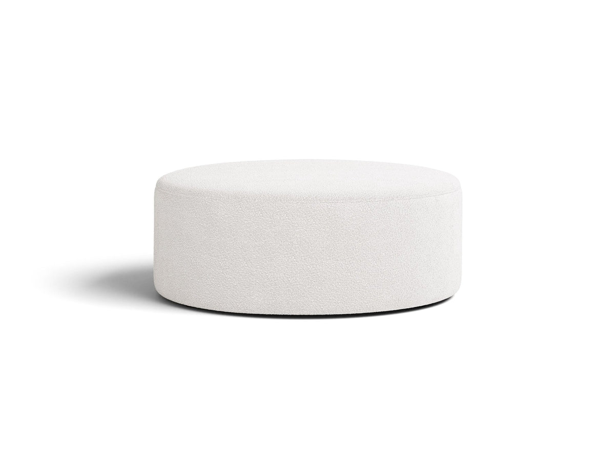 Weisser Pouf Dia von Micadoni mit strukturiertem Bouclé-Stoff, quadratischer Form und niedrigen Beinen aus Polypropylen.