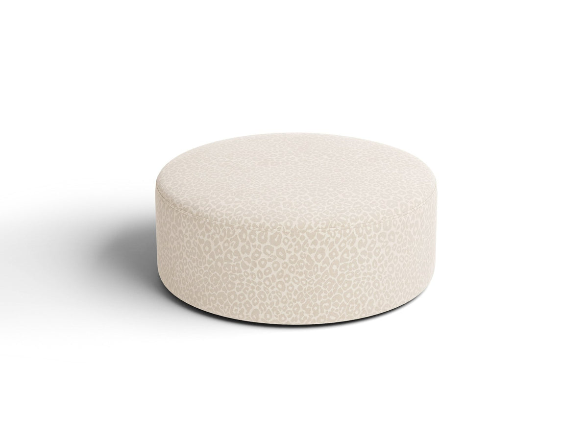 Weisser Pouf Dia von Micadoni mit strukturiertem Bouclé-Stoff, quadratischer Form und niedrigen Beinen aus Polypropylen.