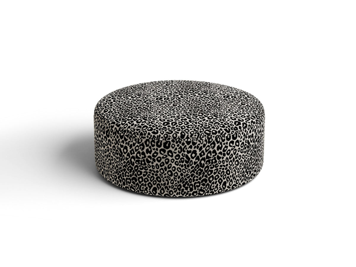 Weisser Pouf Dia von Micadoni mit strukturiertem Bouclé-Stoff, quadratischer Form und niedrigen Beinen aus Polypropylen.