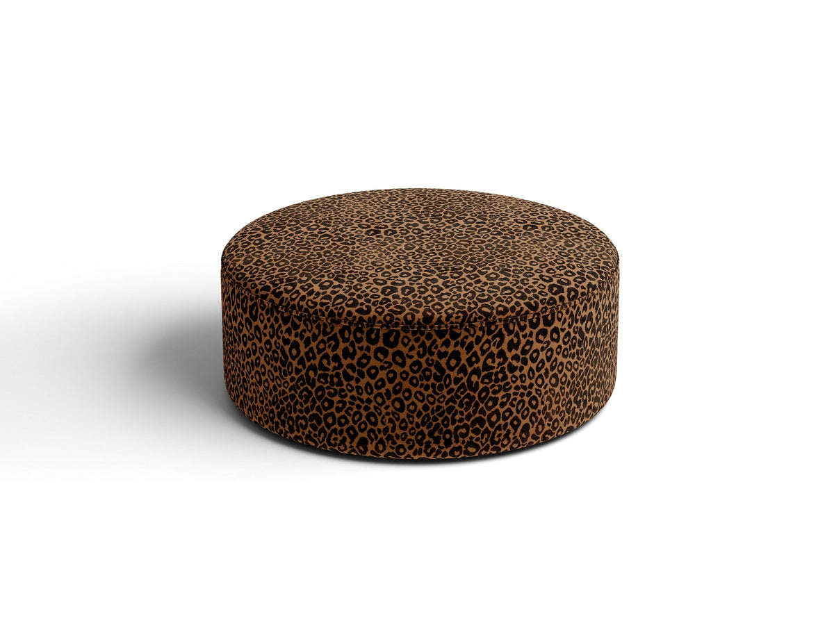 Weisser Pouf Dia von Micadoni mit strukturiertem Bouclé-Stoff, quadratischer Form und niedrigen Beinen aus Polypropylen.