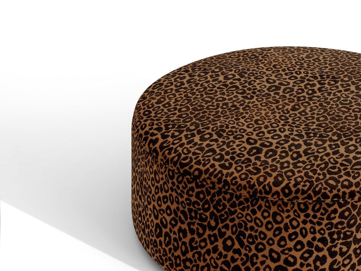 Weisser Pouf Dia von Micadoni mit strukturiertem Bouclé-Stoff, quadratischer Form und niedrigen Beinen aus Polypropylen.