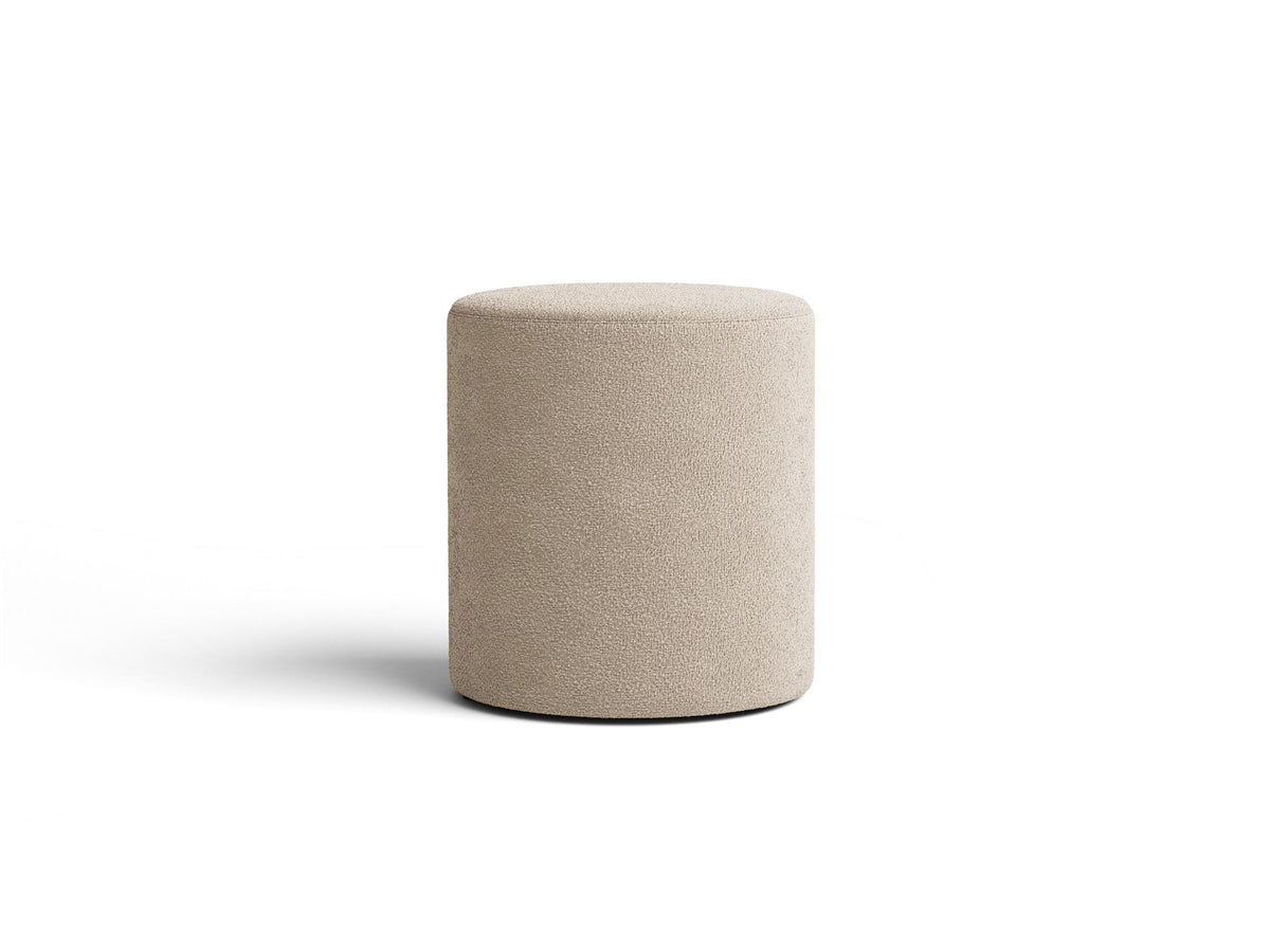 Pouf Dia von Micadoni mit strukturiertem Bouclé-Stoff, quadratischer Sitzfläche und kurzen Beinen aus Polypropylen.