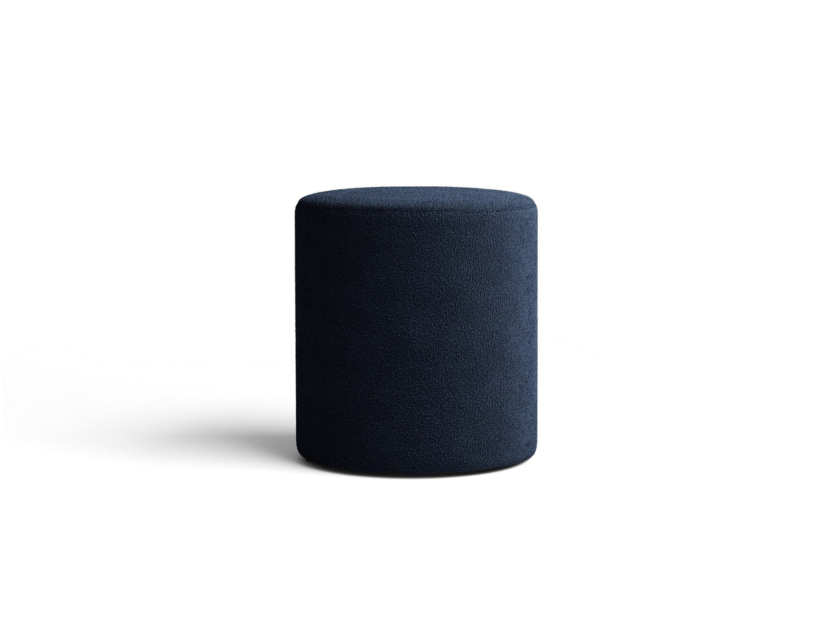 Pouf Dia von Micadoni mit strukturiertem Bouclé-Stoff, quadratischer Sitzfläche und kurzen Beinen aus Polypropylen.