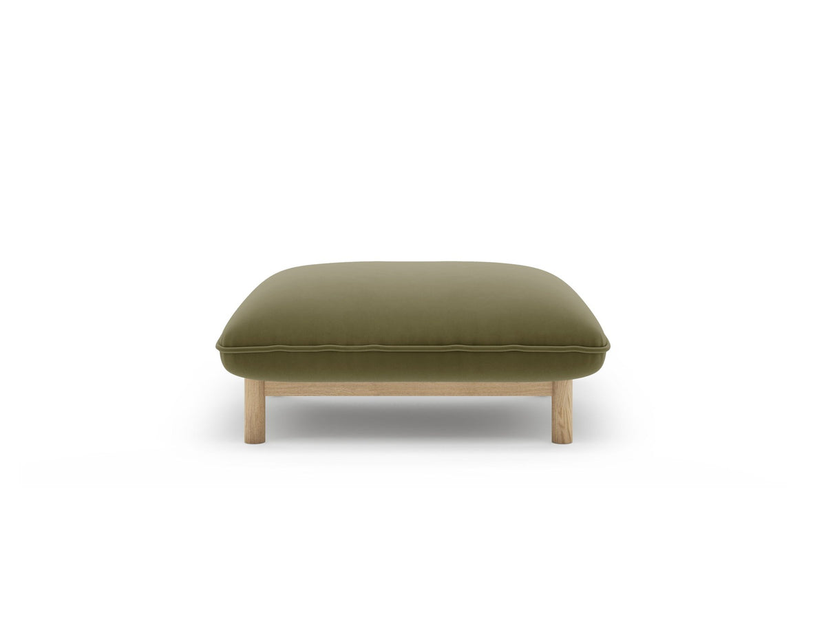 Runder Pouf Ada in Mandel beige mit Casino-Veloursbezug und sichtbaren Holzbeinen, Sitzhöhe 44 cm, hergestellt von Micadoni.
