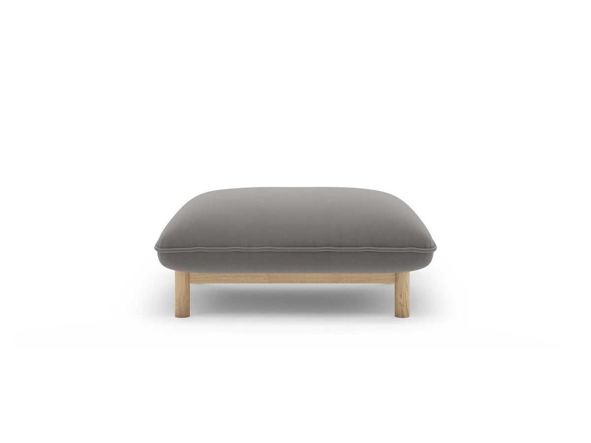Runder Pouf Ada in Mandel beige mit Casino-Veloursbezug und sichtbaren Holzbeinen, Sitzhöhe 44 cm, hergestellt von Micadoni.