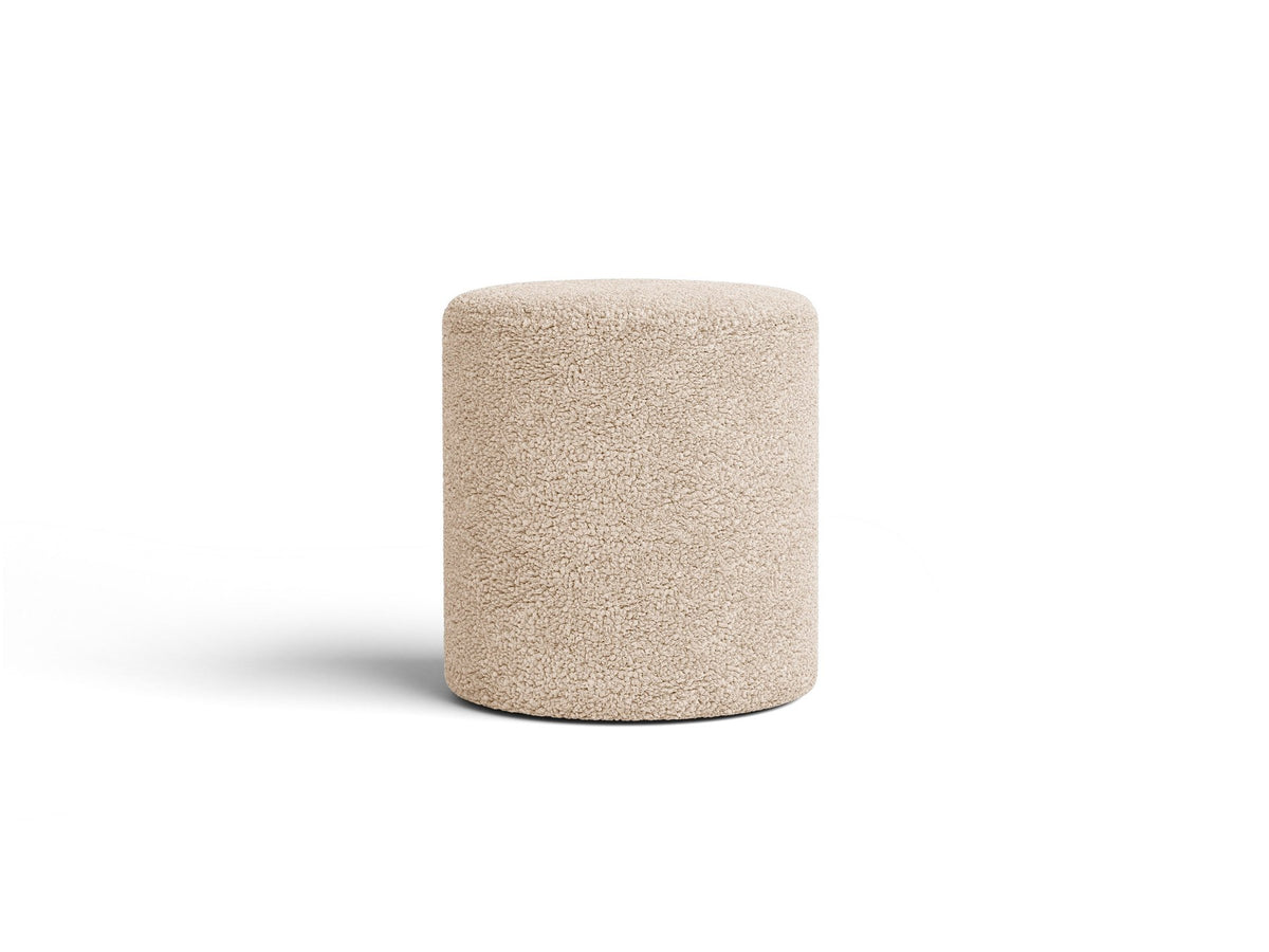 Pouf Dia von Micadoni mit strukturiertem Bouclé-Stoff, quadratischer Sitzfläche und kurzen Beinen aus Polypropylen.