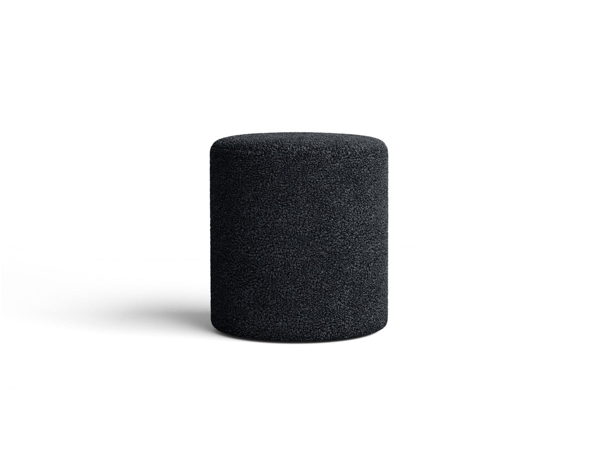 Pouf Dia von Micadoni mit strukturiertem Bouclé-Stoff, quadratischer Sitzfläche und kurzen Beinen aus Polypropylen.