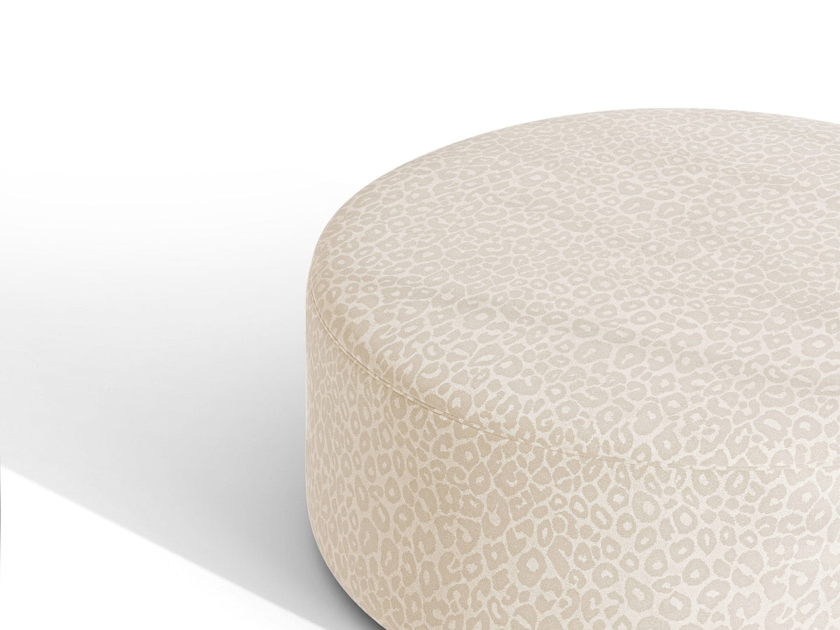 Pouf Dia von Micadoni mit strukturiertem Bouclé-Stoff, quadratischer Sitzfläche und kurzen Beinen aus Polypropylen.