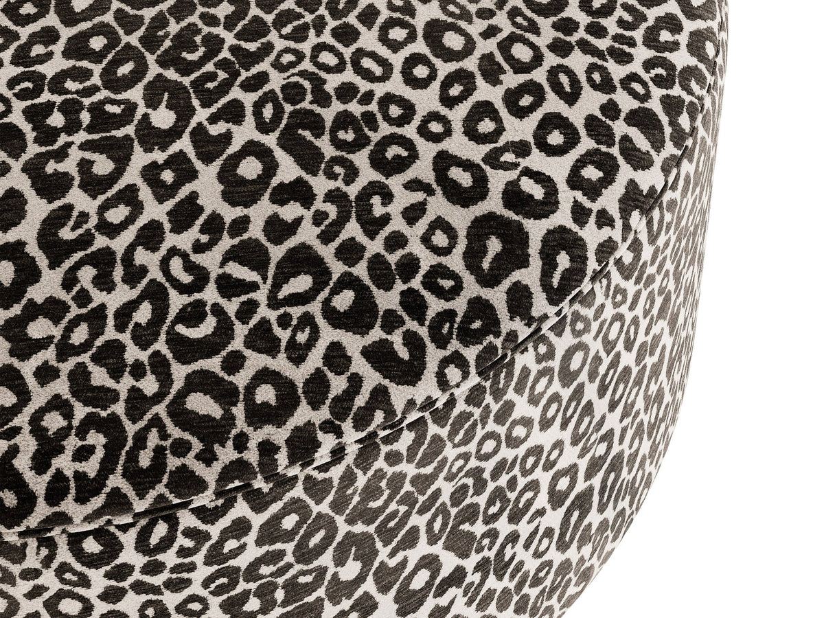 Pouf Dia von Micadoni mit strukturiertem Bouclé-Stoff, quadratischer Sitzfläche und kurzen Beinen aus Polypropylen.
