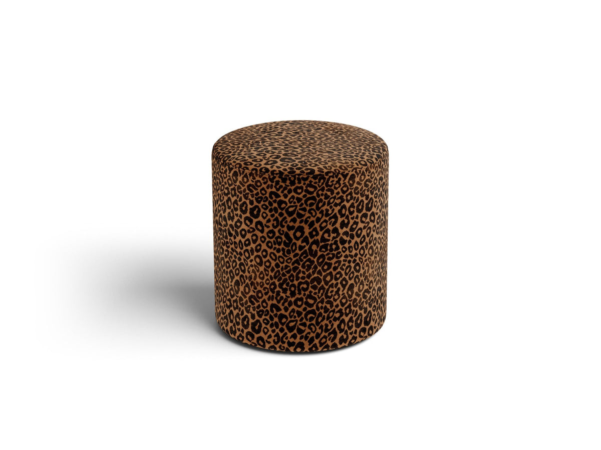 Pouf Dia von Micadoni mit strukturiertem Bouclé-Stoff, quadratischer Sitzfläche und kurzen Beinen aus Polypropylen.