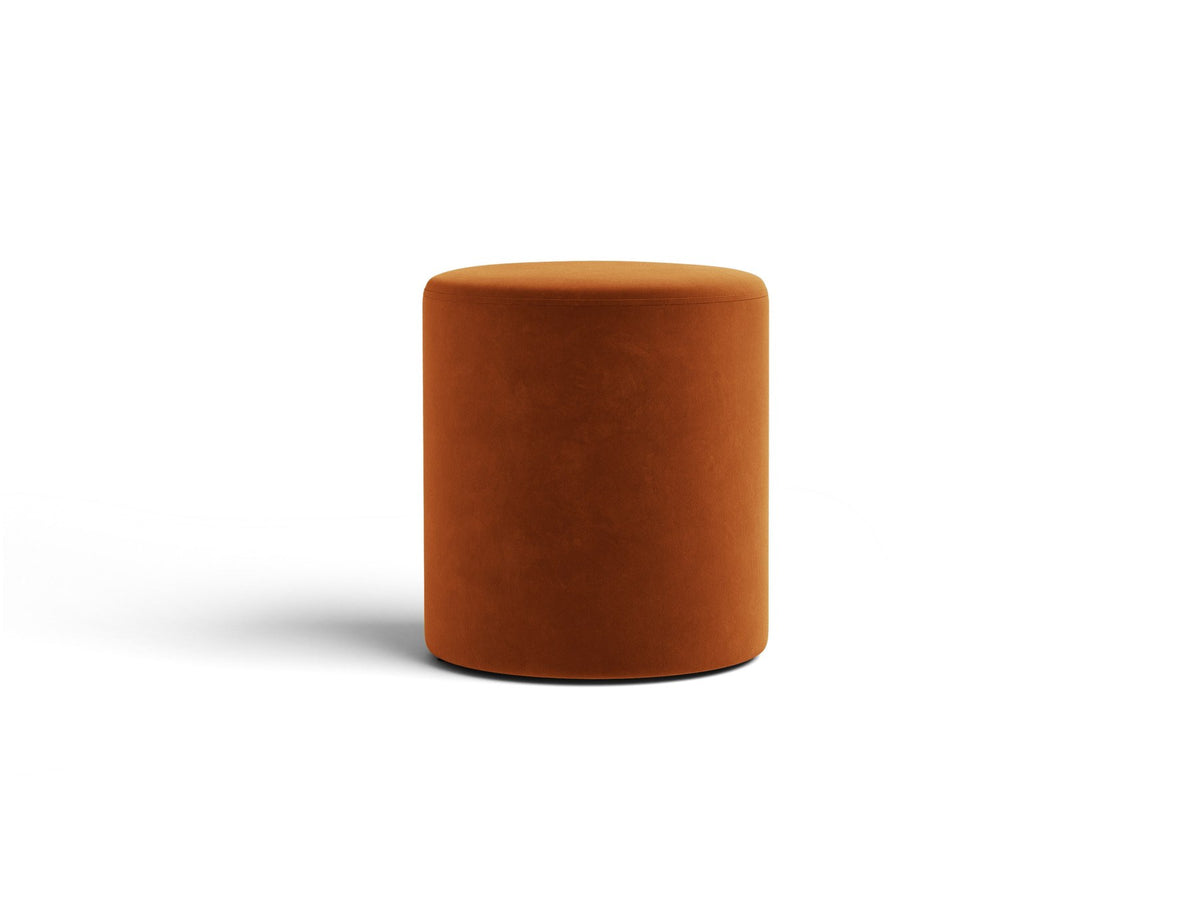 Pouf Dia von Micadoni mit strukturiertem Bouclé-Stoff, quadratischer Sitzfläche und kurzen Beinen aus Polypropylen.