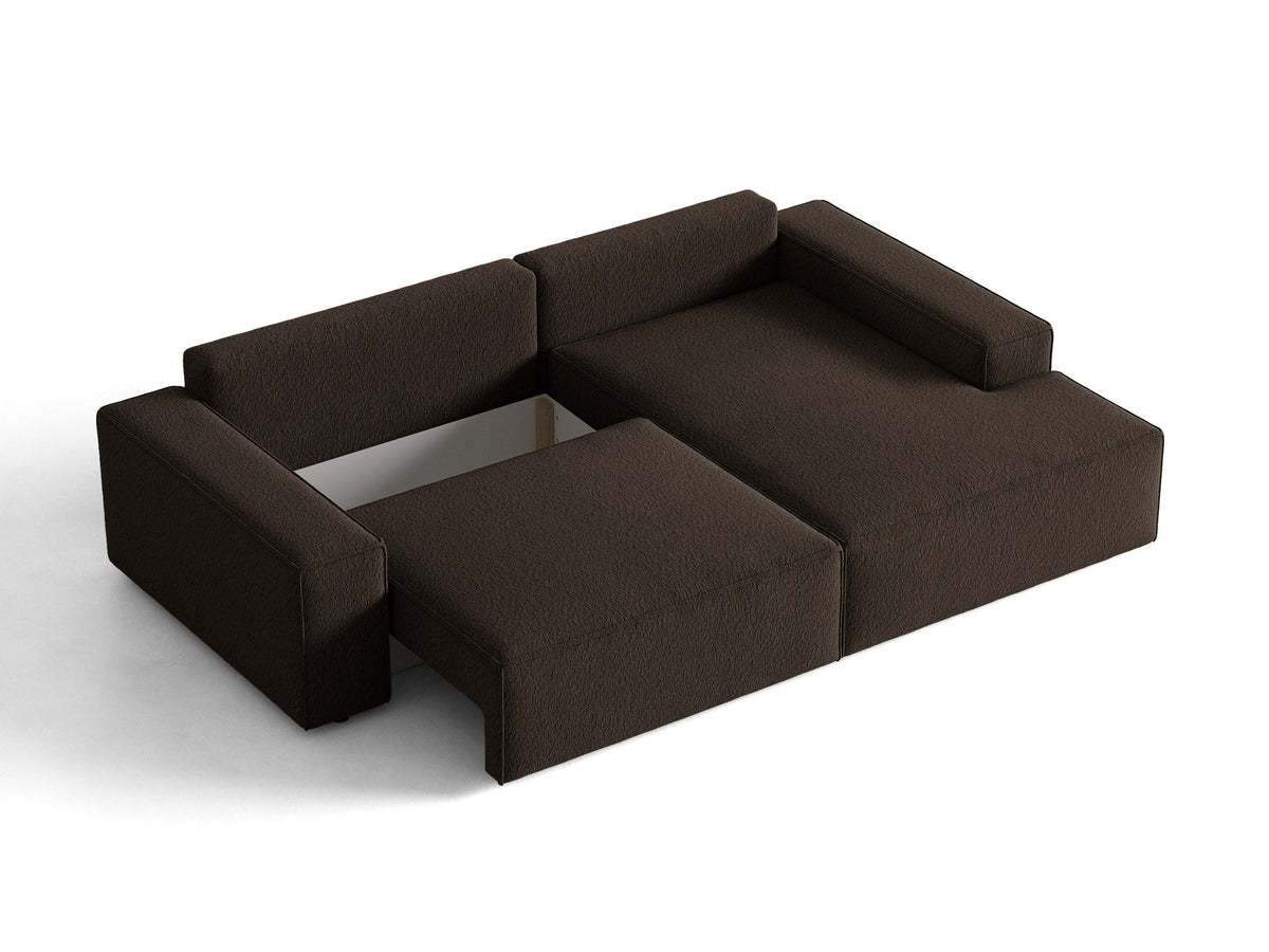 Braunes Ecksofa Jodie von Micadoni mit Bouclé-Stoffbezug, schwarzen Kunststoffbeinen und ausklappbarem Bettkasten, linke Ausrichtung.