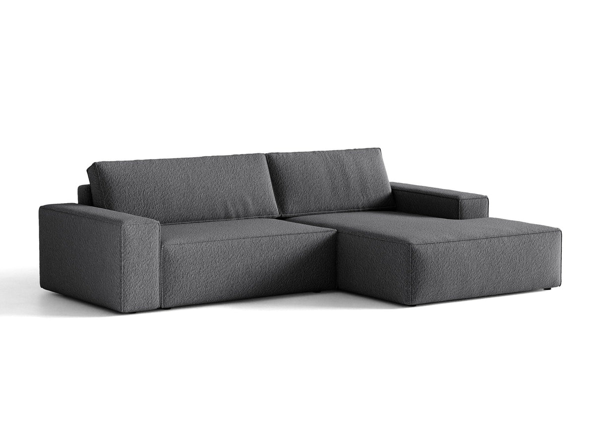 Braunes Ecksofa Jodie von Micadoni mit Bouclé-Stoffbezug, schwarzen Kunststoffbeinen und ausklappbarem Bettkasten, linke Ausrichtung.