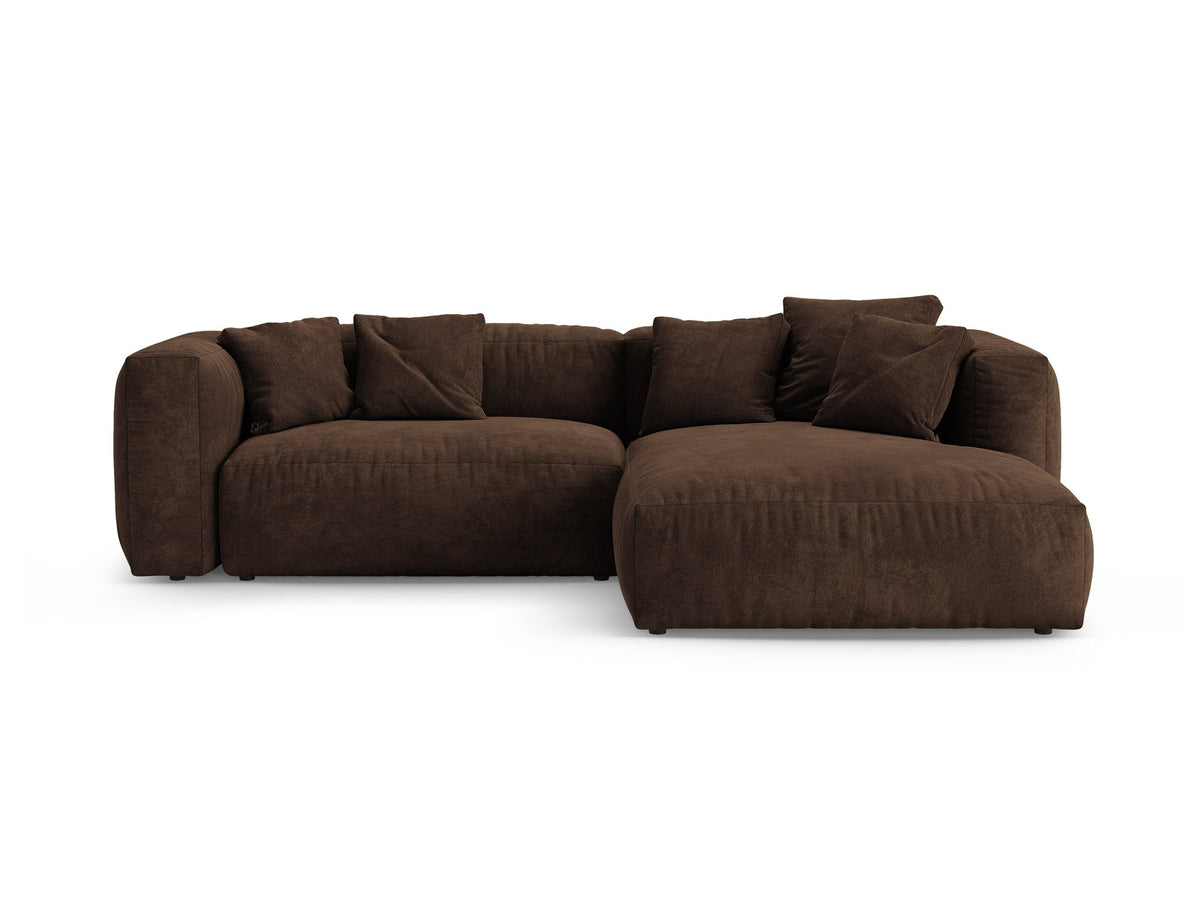 Micadoni Martina Ecksofa mit Schlaffunktion in Schokolade, rechtsseitige Ausrichtung, Veloursstoff Vogue, schwarze Kunststoffbeine.