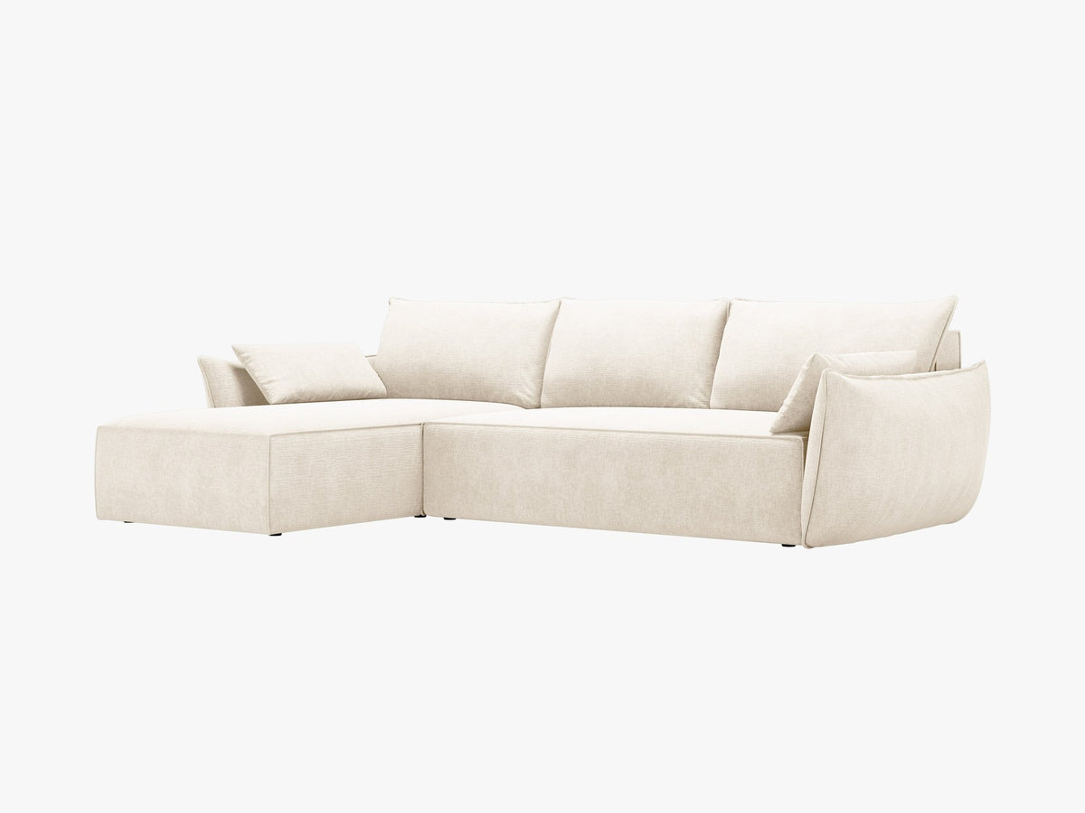 Beige Ecksofa Kaelle von Micadoni mit Chenille-Bezug, schwarzen Kunststoffbeinen und sichtbarem Bettkasten, rechts ausgerichtetes Bettsofa im Wohnraum.