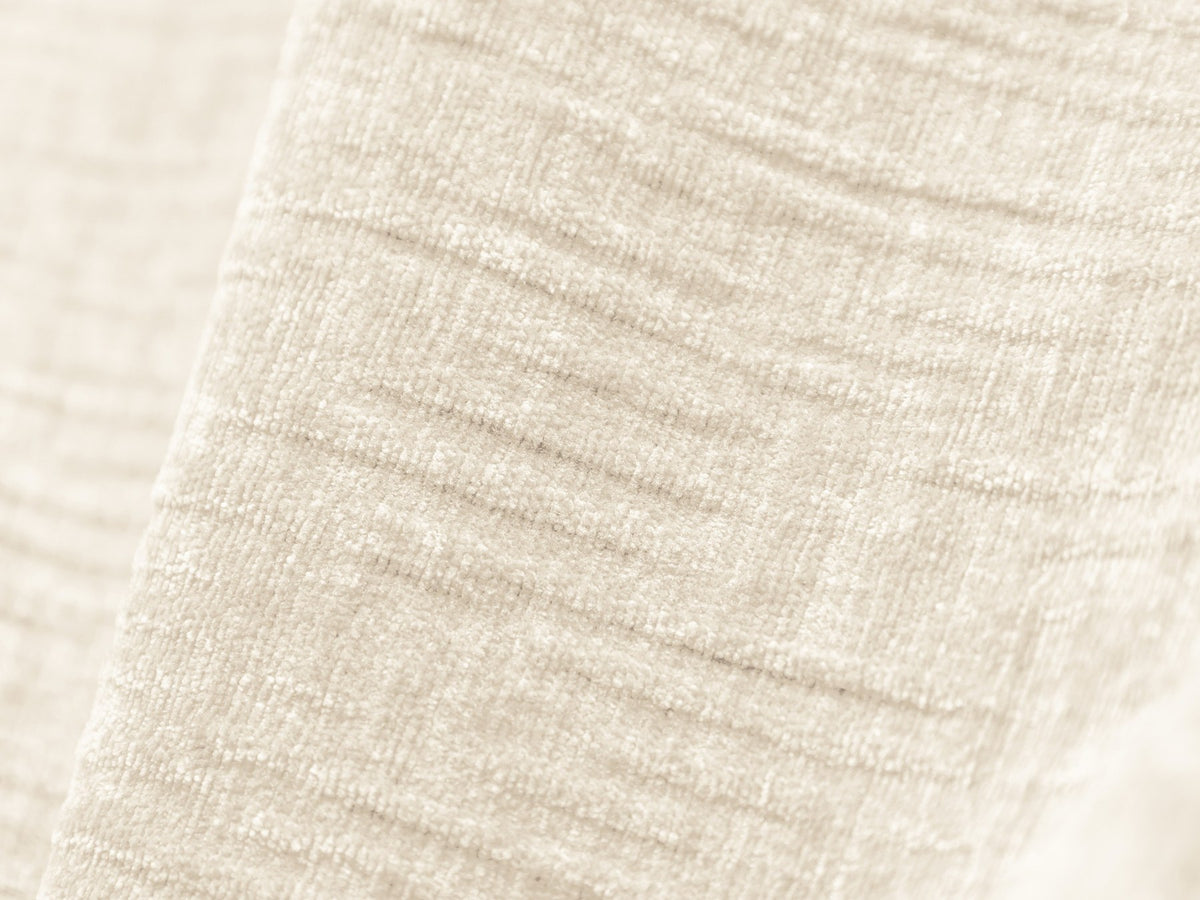 Beige Ecksofa Kaelle von Micadoni mit Chenille-Bezug, schwarzen Kunststoffbeinen und sichtbarem Bettkasten, rechts ausgerichtetes Bettsofa im Wohnraum.
