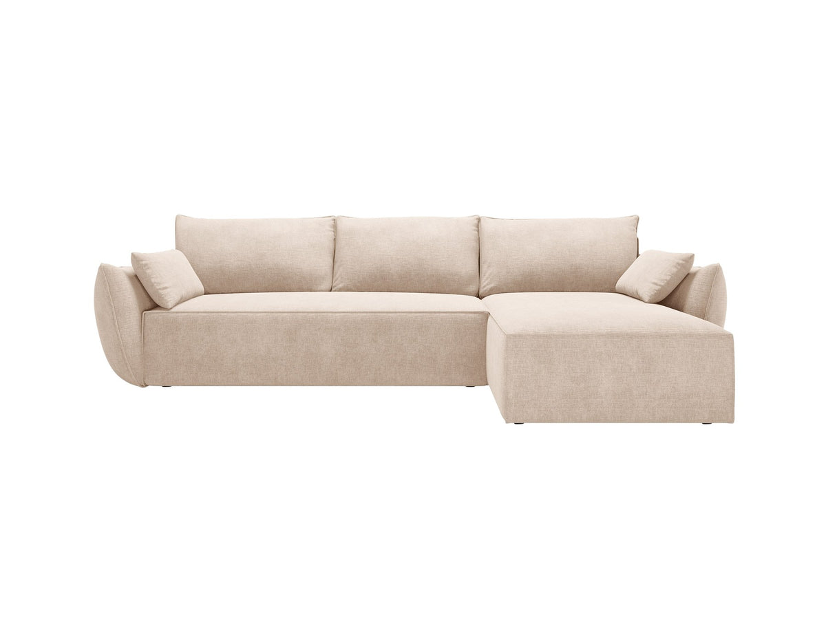 Beige Ecksofa Kaelle von Micadoni mit Chenille-Bezug, schwarzen Kunststoffbeinen und sichtbarem Bettkasten, rechts ausgerichtetes Bettsofa im Wohnraum.