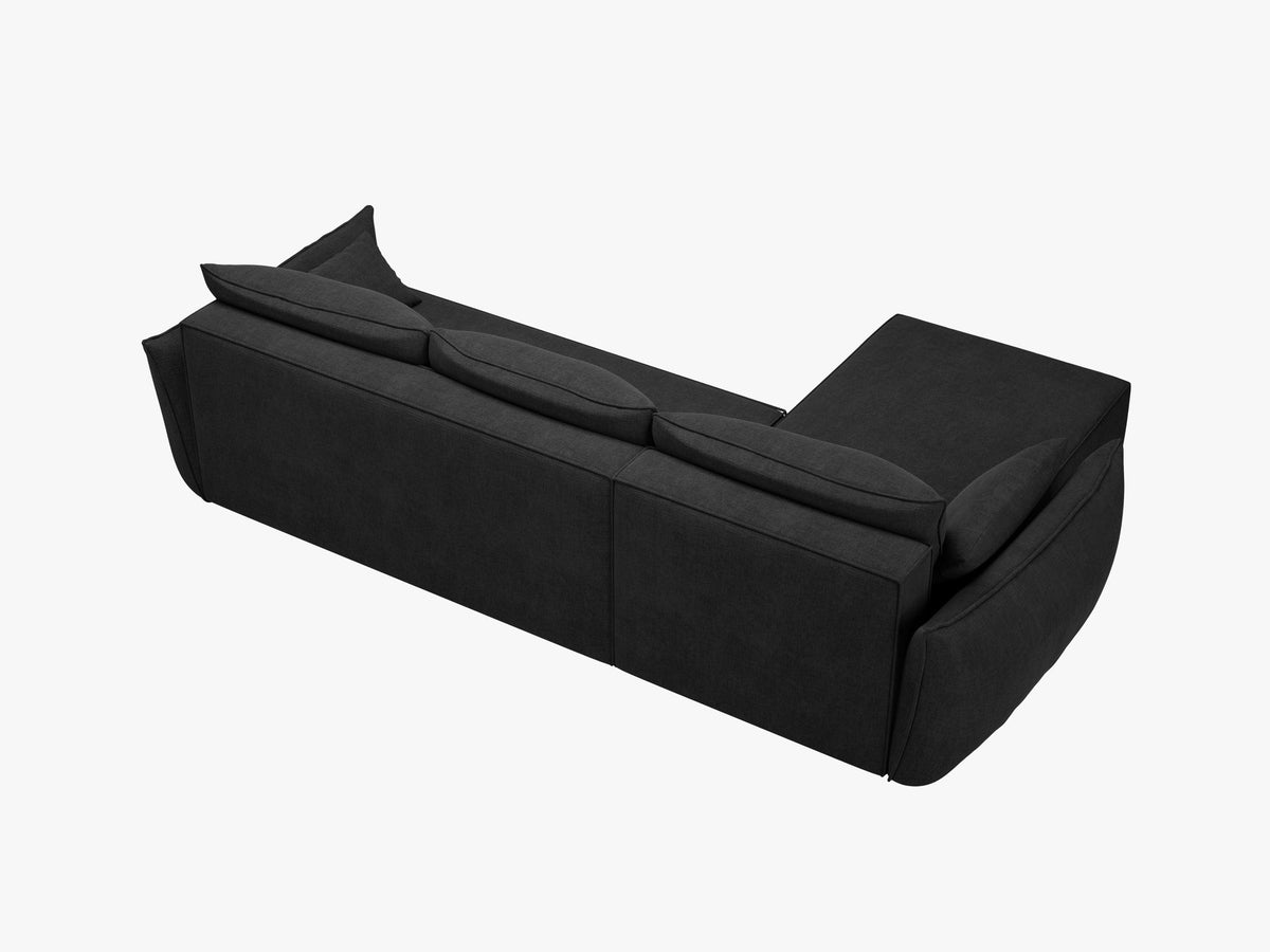 Beige Ecksofa Kaelle von Micadoni mit Chenille-Bezug, schwarzen Kunststoffbeinen und sichtbarem Bettkasten, rechts ausgerichtetes Bettsofa im Wohnraum.