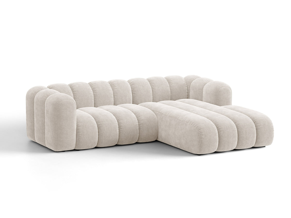 Beiges Ecksofa Lupine von Micadoni mit rechter Ausrichtung, Stoffbezug Eden Pearl, schwarzen Kunststoffbeinen und integriertem Bettkasten.