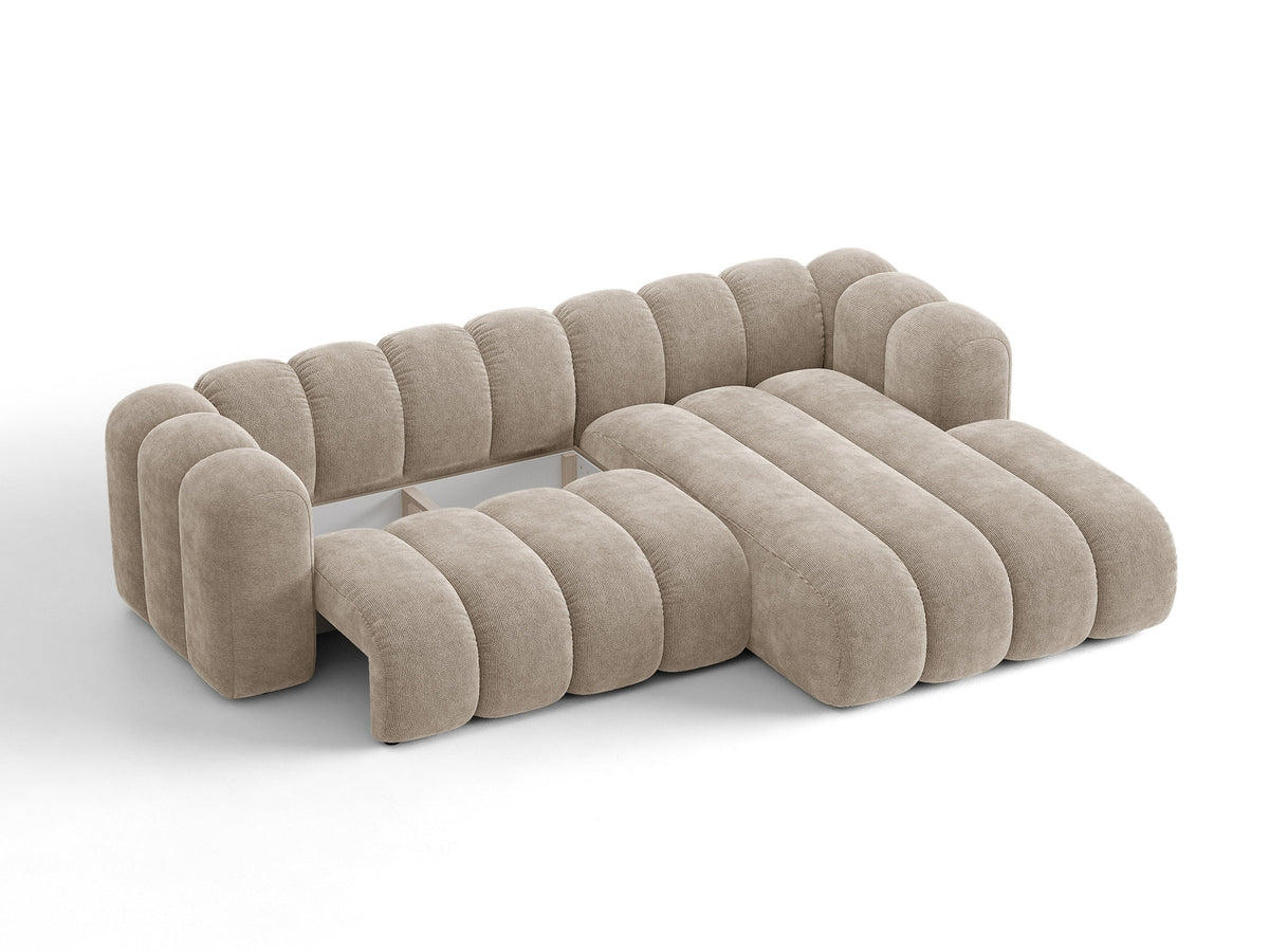 Beiges Ecksofa Lupine von Micadoni mit rechter Ausrichtung, Stoffbezug Eden Pearl, schwarzen Kunststoffbeinen und integriertem Bettkasten.