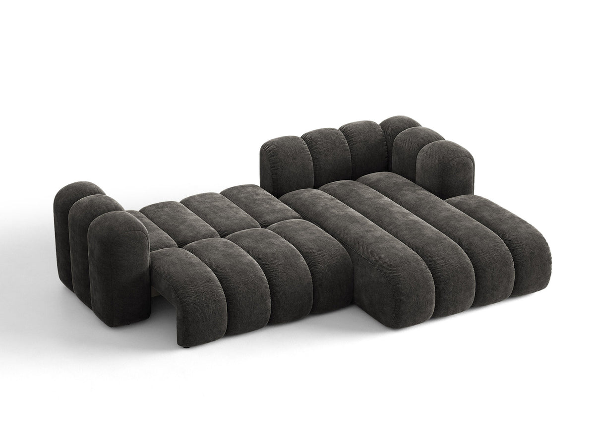 Beiges Ecksofa Lupine von Micadoni mit rechter Ausrichtung, Stoffbezug Eden Pearl, schwarzen Kunststoffbeinen und integriertem Bettkasten.