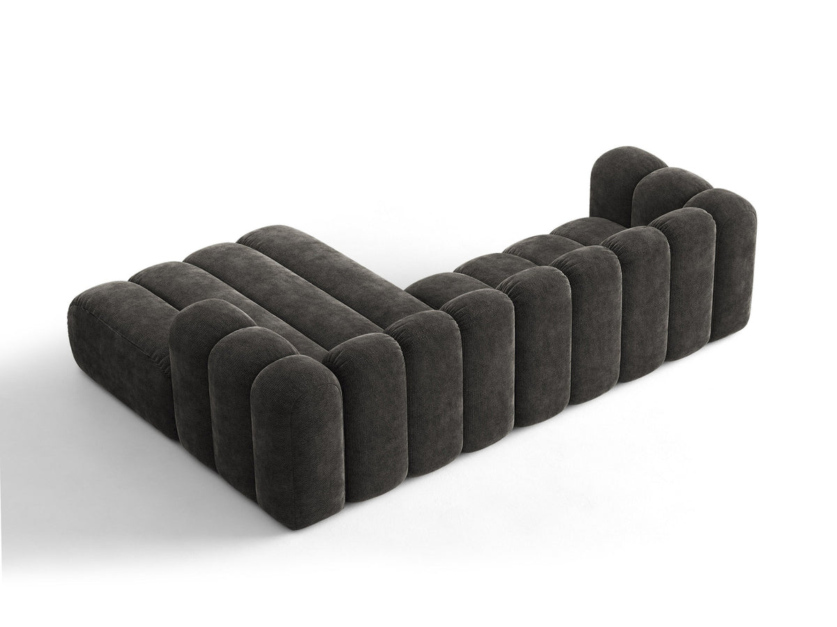 Beiges Ecksofa Lupine von Micadoni mit rechter Ausrichtung, Stoffbezug Eden Pearl, schwarzen Kunststoffbeinen und integriertem Bettkasten.