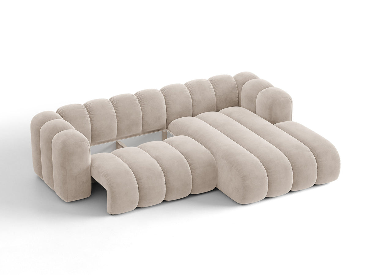 Beiges Ecksofa Lupine von Micadoni mit rechter Ausrichtung, Stoffbezug Eden Pearl, schwarzen Kunststoffbeinen und integriertem Bettkasten.